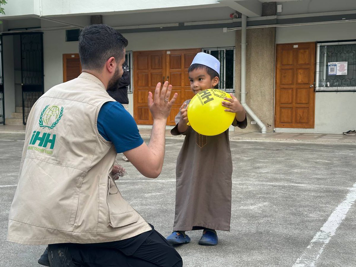 _eminturkmen's tweet photo. Ben öyle bilirim ki yaşamak; berrak bir gökyüzü altında, çocuklar uğruna mücadele etmektir. 🎈🕊️

@ihhinsaniyardim https://t.co/DBFmSbXLLk