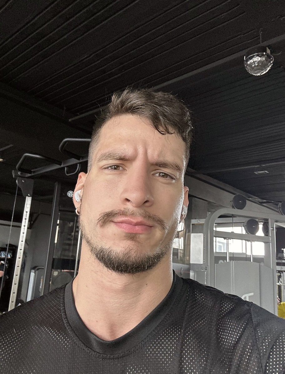 patrick_lopezt's tweet photo. Let’s hit the Gym🏋🏻‍♂️💪#Gay https://t.co/QAOH1UjIg1