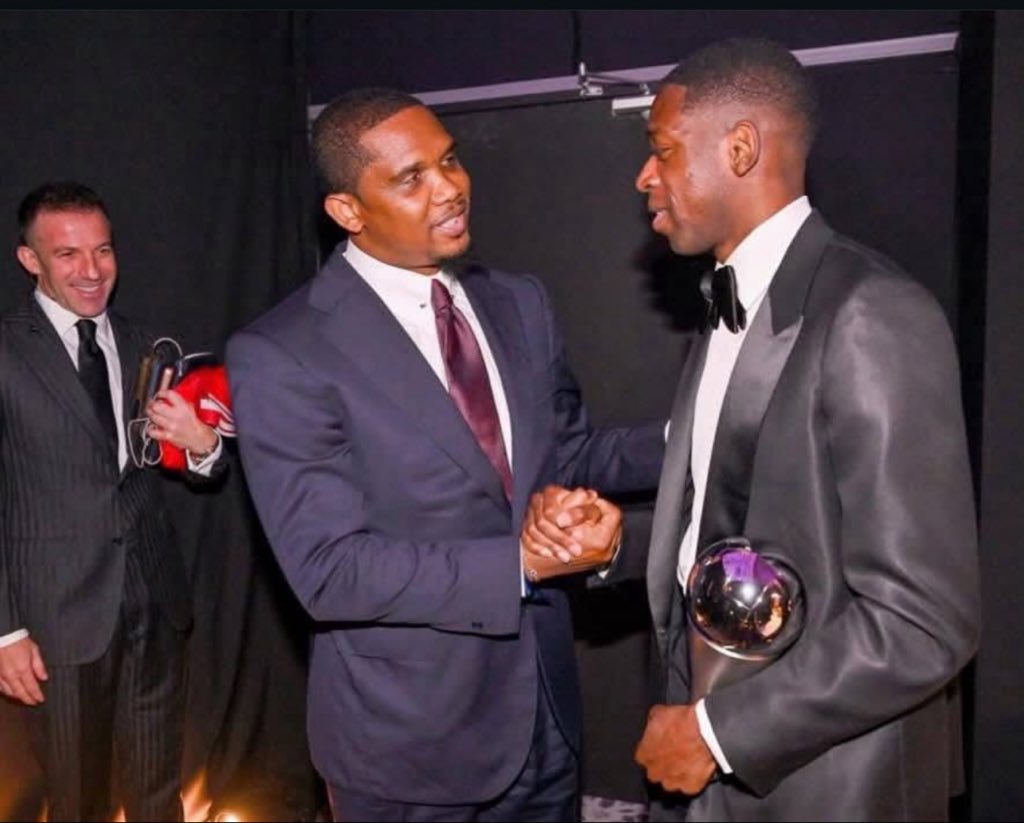 LEquipe237's tweet photo. 🔴 Samuel Eto’o félicite Ousmane Dembélé après qu’il a remporté sa deuxième Ligue des champions : 🦁🇨🇲 #lequipe237

« Mon très cher fiston Ousman,

Je suis profondément ému, car je réalise une fois encore que la vie finit toujours par rendre justice au mérite, au travail et à la persévérance.

Je me souviens comme si c’était hier de l’échange que nous avions eu à une période où les horizons de ta carrière n’étaient pas encore pleinement éclaircis. Aujourd’hui, en contemplant le chemin parcouru, je mesure avec admiration l’ampleur de ton évolution et la force de ton accomplissement.

Je me sens privilégié que tu aies choisi de me solliciter à ce moment-là de ton parcours, mais plus encore, je suis heureux de constater que tu as su donner toute sa valeur à ce que tu portais déjà en toi. Tu as cru en tes qualités, tu as travaillé avec humilité, rigueur et détermination, sans jamais renoncer à avancer.

Mon fiston, tu es béni parmi les bénis. Que Dieu continue de guider chacun de tes pas, de veiller sur ton parcours et de t’élever toujours davantage vers les sommets qui te sont destinés.

Je suis immensément fier de toi, non seulement pour les succès que tu récoltes aujourd’hui, mais surtout pour l’homme de valeur que tu es devenu, crois-moi…

Avec toute mon affection, ma confiance et ma fierté. »

[ @PSG_inside / @SamuelEtoo / @dembouz / @ChampionsLeague ]