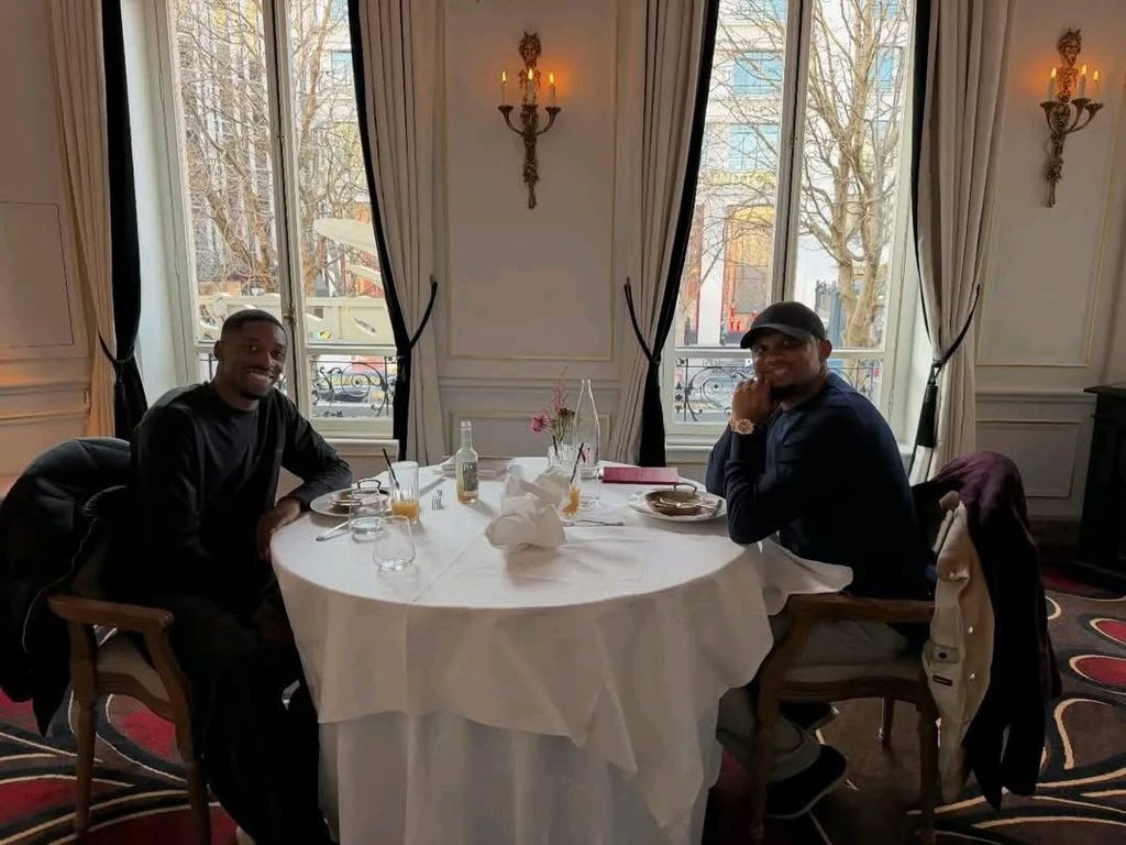 LEquipe237's tweet photo. 🔴 Samuel Eto’o félicite Ousmane Dembélé après qu’il a remporté sa deuxième Ligue des champions : 🦁🇨🇲 #lequipe237

« Mon très cher fiston Ousman,

Je suis profondément ému, car je réalise une fois encore que la vie finit toujours par rendre justice au mérite, au travail et à la persévérance.

Je me souviens comme si c’était hier de l’échange que nous avions eu à une période où les horizons de ta carrière n’étaient pas encore pleinement éclaircis. Aujourd’hui, en contemplant le chemin parcouru, je mesure avec admiration l’ampleur de ton évolution et la force de ton accomplissement.

Je me sens privilégié que tu aies choisi de me solliciter à ce moment-là de ton parcours, mais plus encore, je suis heureux de constater que tu as su donner toute sa valeur à ce que tu portais déjà en toi. Tu as cru en tes qualités, tu as travaillé avec humilité, rigueur et détermination, sans jamais renoncer à avancer.

Mon fiston, tu es béni parmi les bénis. Que Dieu continue de guider chacun de tes pas, de veiller sur ton parcours et de t’élever toujours davantage vers les sommets qui te sont destinés.

Je suis immensément fier de toi, non seulement pour les succès que tu récoltes aujourd’hui, mais surtout pour l’homme de valeur que tu es devenu, crois-moi…

Avec toute mon affection, ma confiance et ma fierté. »

[ @PSG_inside / @SamuelEtoo / @dembouz / @ChampionsLeague ]