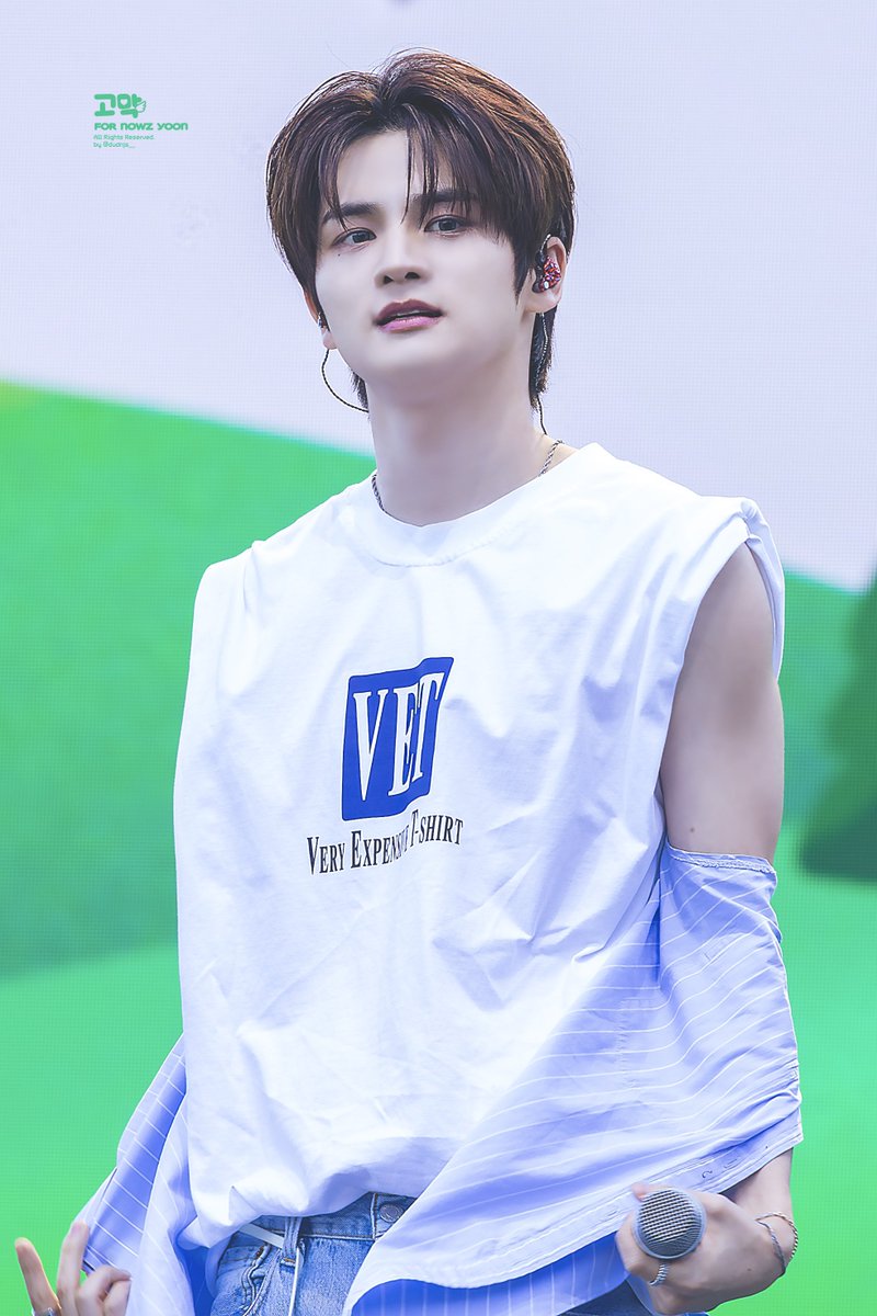 dudnjs__'s tweet photo. 260530 그린콘서트 HQ 🌿

#NOWZ #나우즈
#윤 #YOON https://t.co/tlDfrDG7PO