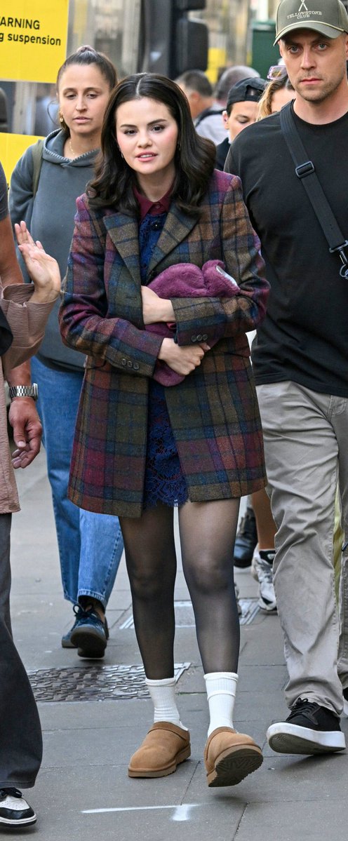 WWSelGomezMedia's tweet photo. Selena Gomez on the set of "Only Murders in the Building" in London [May 28] https://t.co/Os2tPVBGBB
