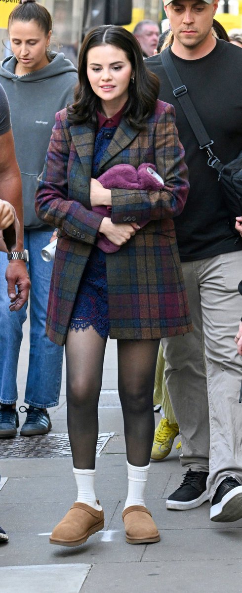 WWSelGomezMedia's tweet photo. Selena Gomez on the set of "Only Murders in the Building" in London [May 28] https://t.co/Os2tPVBGBB