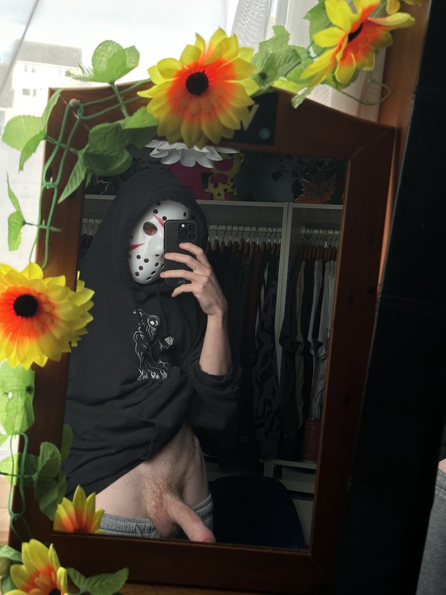 jacckposts's tweet photo. i don’t care that it's summer, i'm wearing masks https://t.co/FdhXNzOGe3