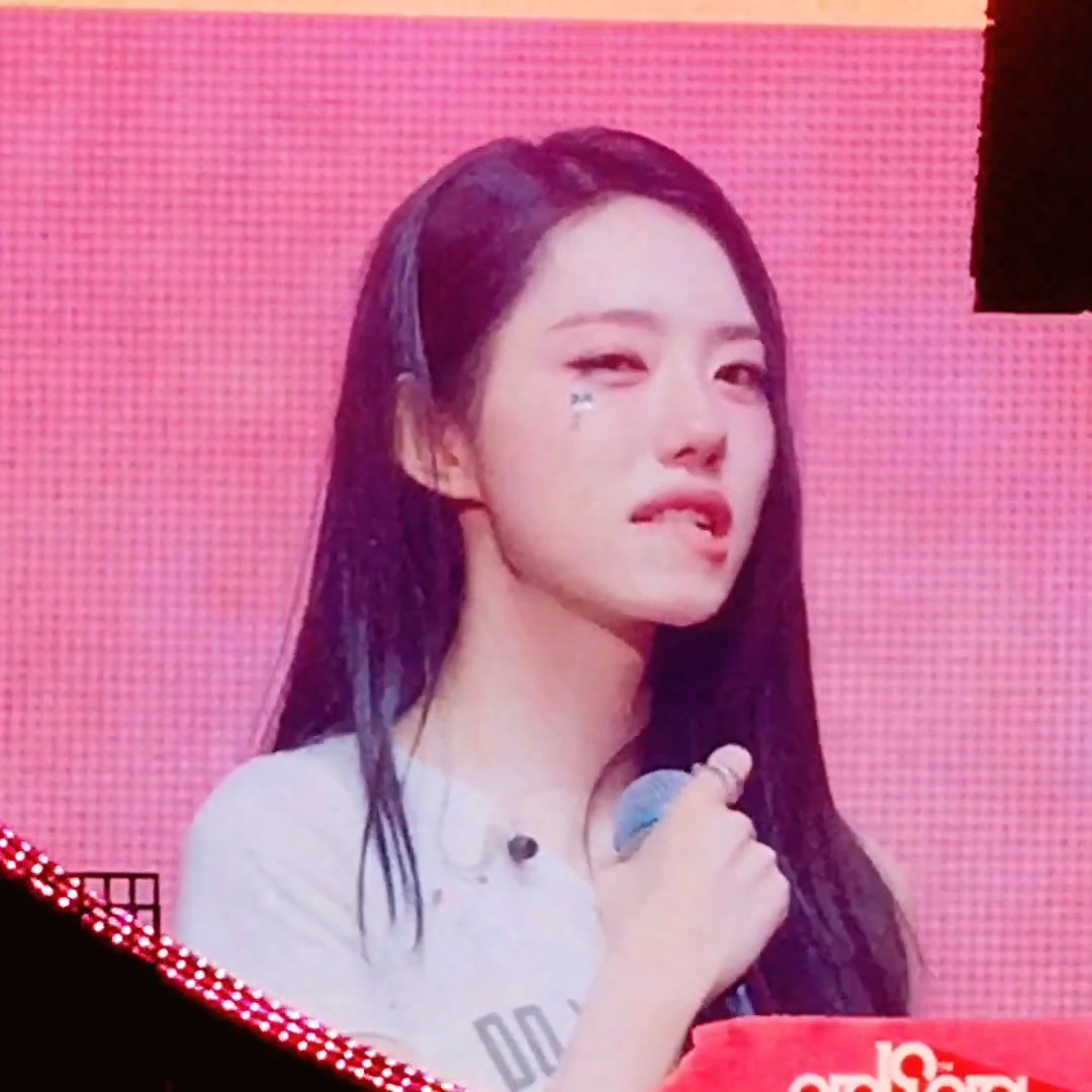 geupddongalert's tweet photo. 그니깐 이런지점이 ㅈㄴ볼때마다놀라운 순수체급매력둥이라는고임..
울다 머리아파서 이마까지 부여잡을정도로 서럽게오열하다가도 단30초만에 입술앙물고귀염떨어서 보는사람웃음짓게만들수있는 특유의 초능력이 https://t.co/i3Xzc7kKbA