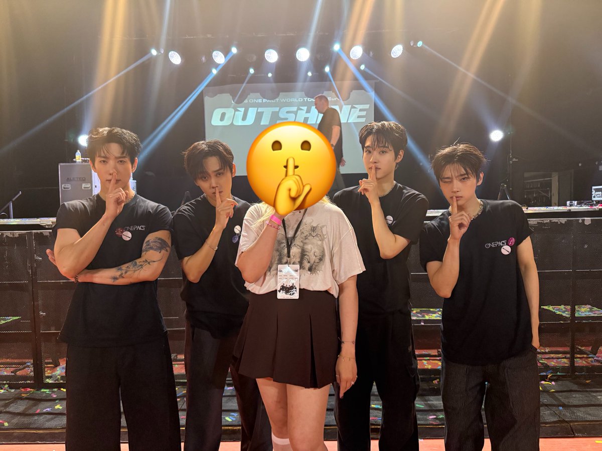 hwadrangea's tweet photo. the faker pose was taken very seriously https://t.co/yF5xUjxV0d