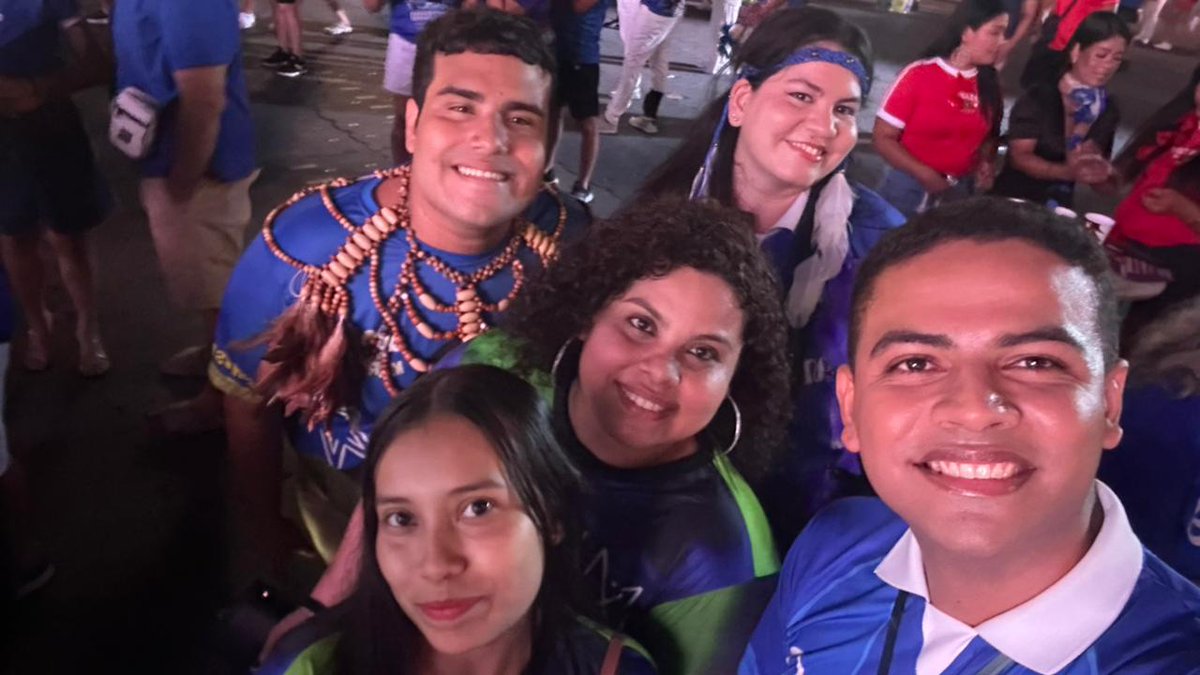 lucena_971's tweet photo. Não tinha como deixar só na galeria🥰🥹
Eu amei conhecer quem eu ainda não conhecia pessoalmente, e amei esse momento com vocês 💙🤍✨ Uma parte do @QGdaMarci  representando no Planeta boi💙💙💙 https://t.co/oAF22dQRst
