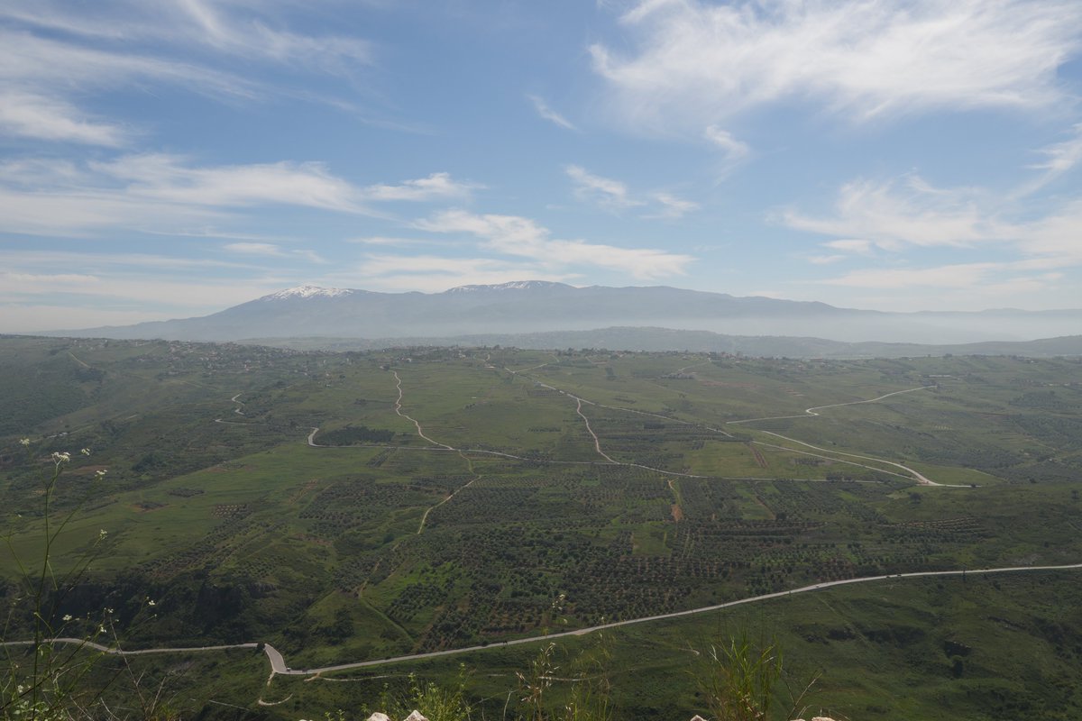 VictorGGuerrero's tweet photo. Israel ha plantado su bandera en las ruinas del castillo de Beaufort, en el sur del Líbano. Esto es lo que ven: al este, el monte Hermón -punto más alto del Golán; la colonia de Metula y las poblaciones libanesas de Kferkela y Khiam. https://t.co/z17iT0DaNN