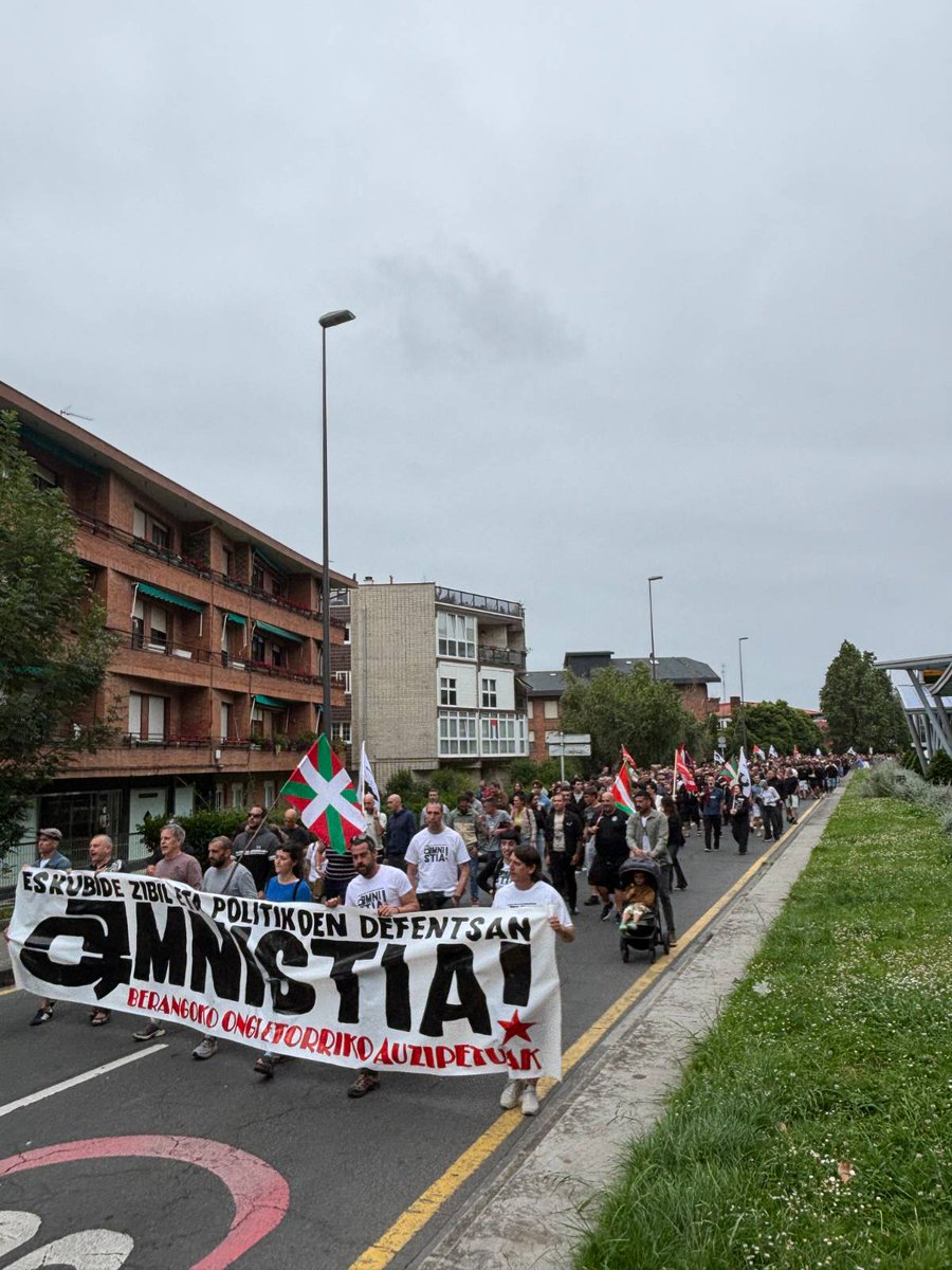 tinkoamnistia's tweet photo. Berangoko ongietorriko auziperatuei elkartasuna adierazteko manifestazioa egin zuten atzo Algorta eta Berango artean. Hona hemen argazki batzuk.

Eskubide zibil eta politikoen defentsan, amnistia osoa! https://t.co/2LqAIkxgJ1