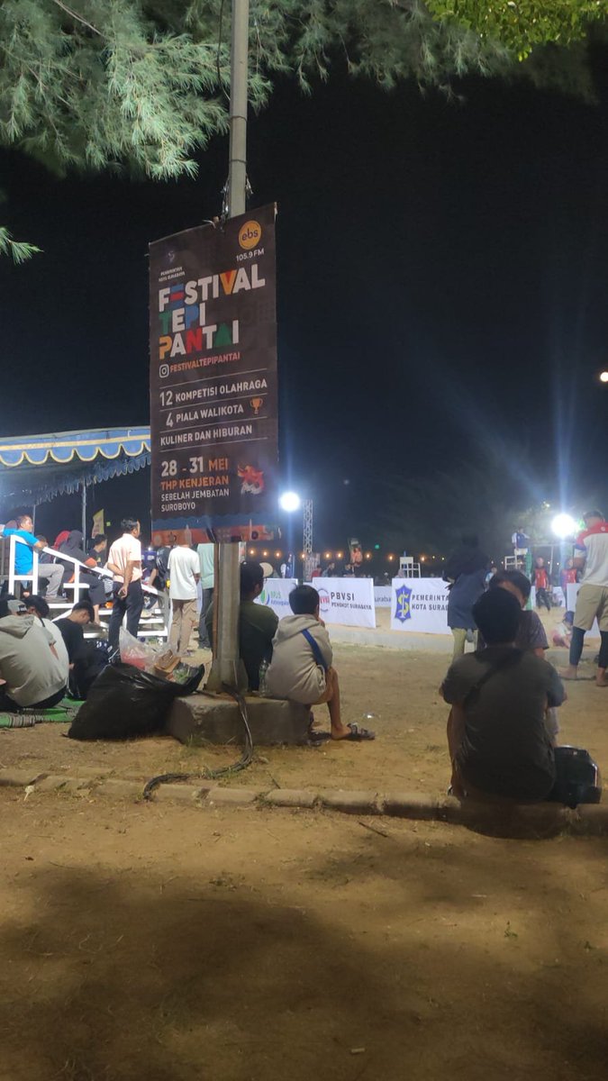 maul447's tweet photo. Noraebang disini energi ku abiss, sudah penuh dengan debu dan kotoran pinggir pantai Kenjeran itu😭😭 https://t.co/ZxWCVqa4SS