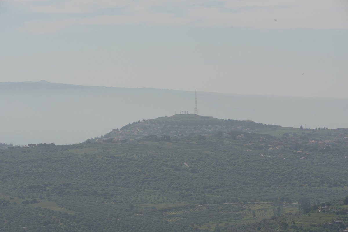 VictorGGuerrero's tweet photo. Israel ha plantado su bandera en las ruinas del castillo de Beaufort, en el sur del Líbano. Esto es lo que ven: al este, el monte Hermón -punto más alto del Golán; la colonia de Metula y las poblaciones libanesas de Kferkela y Khiam. https://t.co/z17iT0DaNN