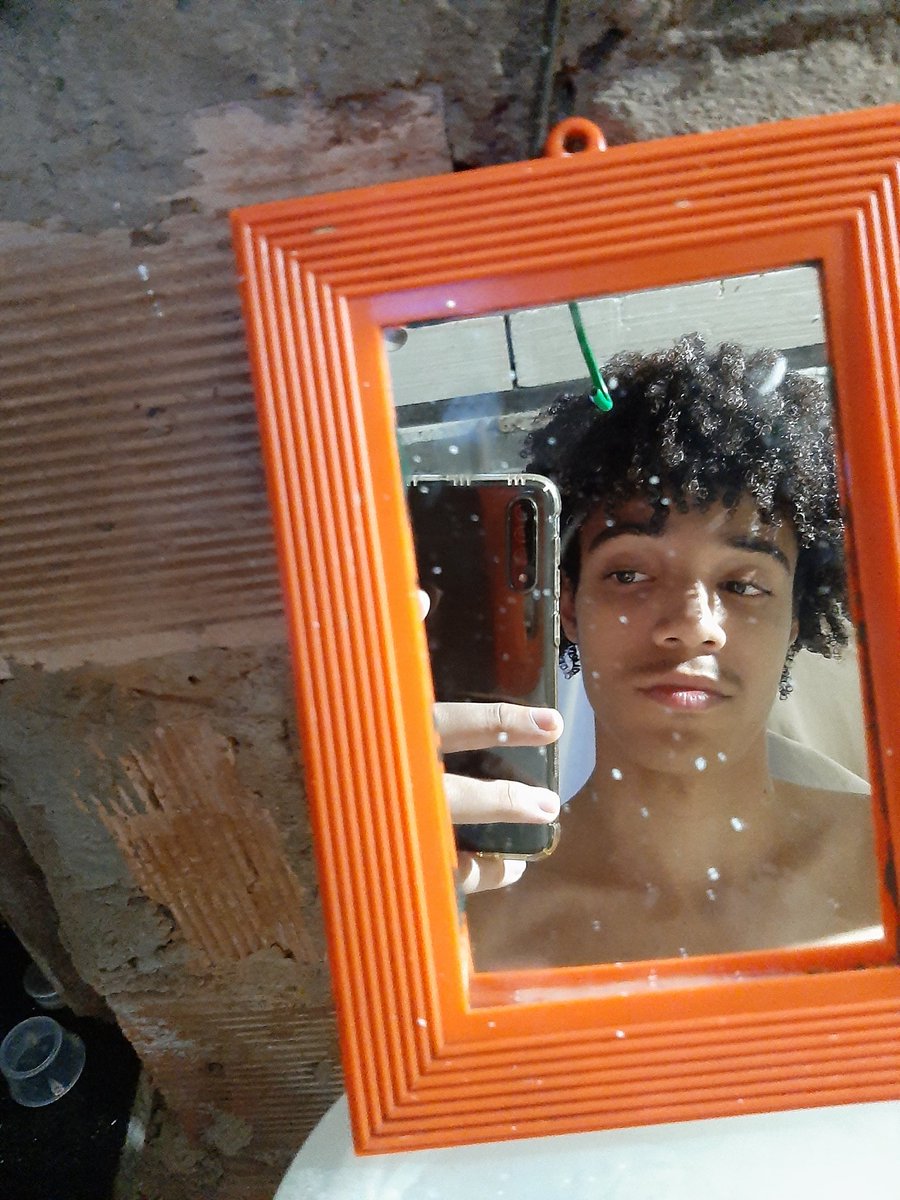 yoncerabuda's tweet photo. eu depois de ser expulso do banheiro e ter que lavar o cabelo no quintal https://t.co/oNsQQXHyPc