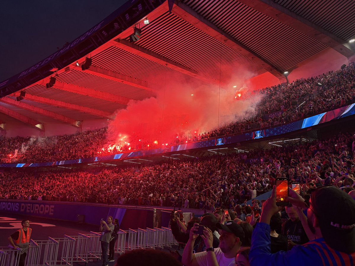 rdppsg's tweet photo. 🔴🔵 Ça craque de partout #PSG https://t.co/WWoMYvzjDY