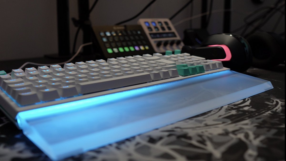 ActuallyCaramel's tweet photo. I’ve been sent the New Logitech G512 X 8k keyboard. Comes both in 75% &amp; 98%. 

The biggest thank you to @LogitechGUK 

The colour and RGB complement my setup so well! 

Using code : CARAMEL saves you up to 10% off &amp; https://t.co/xCNSXhPotK

 #gifted #logitechg512x75 #logitechg https://t.co/iHdZowyPJ2