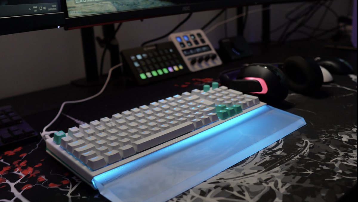 ActuallyCaramel's tweet photo. I’ve been sent the New Logitech G512 X 8k keyboard. Comes both in 75% &amp; 98%. 

The biggest thank you to @LogitechGUK 

The colour and RGB complement my setup so well! 

Using code : CARAMEL saves you up to 10% off &amp; https://t.co/xCNSXhPotK

 #gifted #logitechg512x75 #logitechg https://t.co/iHdZowyPJ2