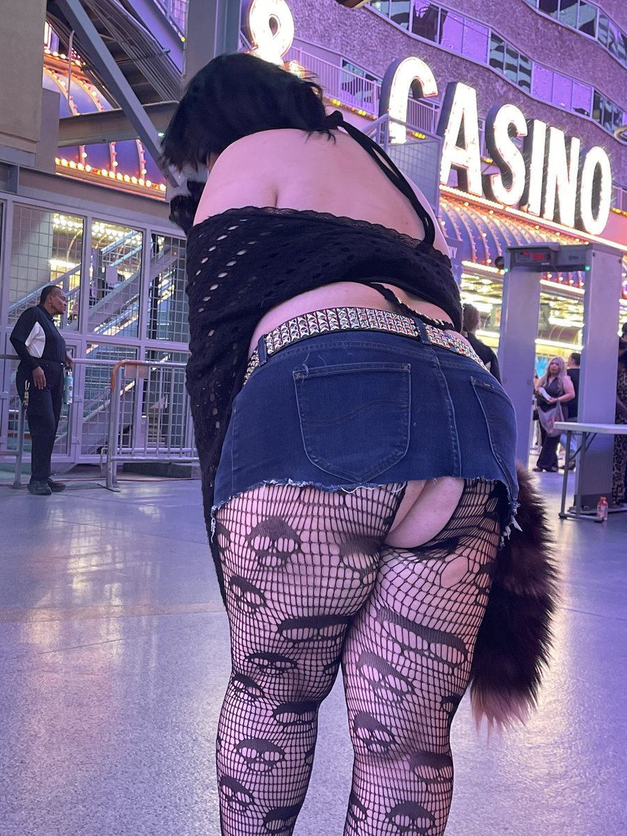 Sincitysmutt's tweet photo. I love you Las Vegas!

Fremont is more fun when you get hit on by the workers~

Thank you hot shirtless showman for getting me these cute ass candids https://t.co/RVvTLMe3px