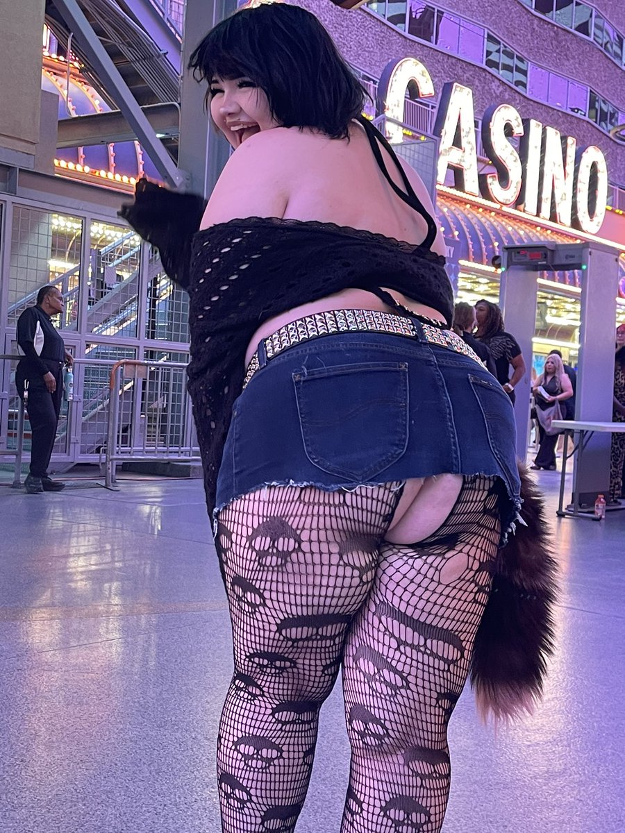 Sincitysmutt's tweet photo. I love you Las Vegas!

Fremont is more fun when you get hit on by the workers~

Thank you hot shirtless showman for getting me these cute ass candids https://t.co/RVvTLMe3px