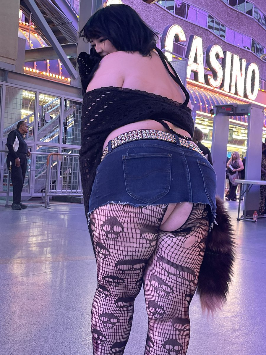 Sincitysmutt's tweet photo. I love you Las Vegas!

Fremont is more fun when you get hit on by the workers~

Thank you hot shirtless showman for getting me these cute ass candids https://t.co/RVvTLMe3px