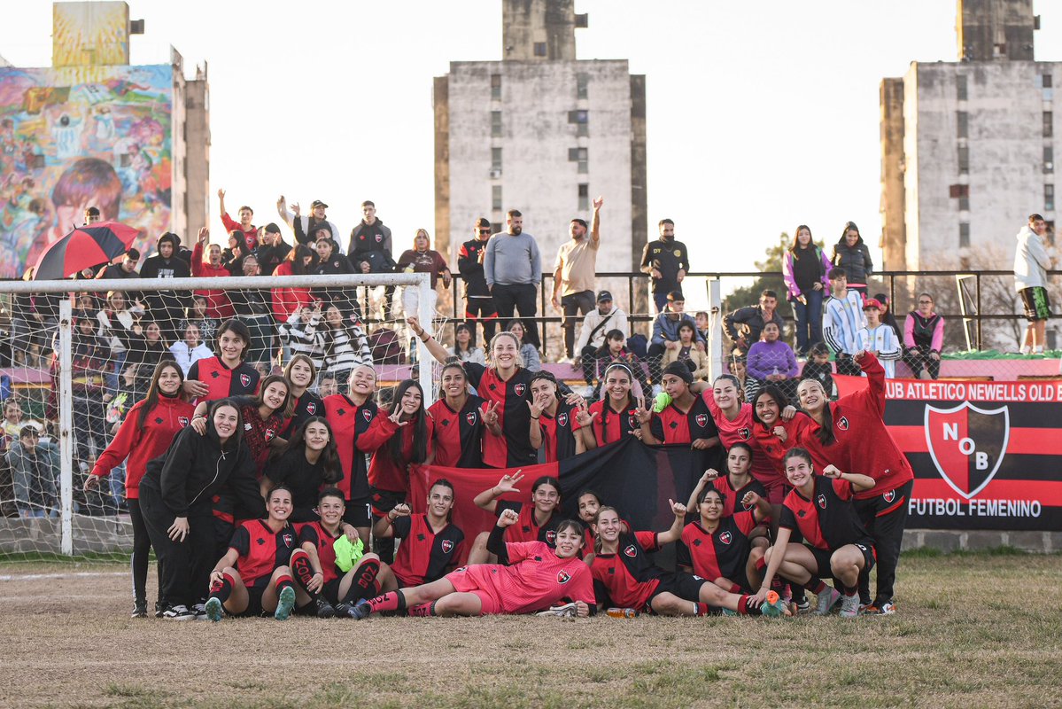 NewellsFem's tweet photo. #Rosarina | CLÁSICO LEPROSO 🙌🏻👊🏻

Con goles de Legunda, Leguizamon y Cejas, las dirigidas por Octavio Larrea vencieron a Central por 3 a 0.

#VamosNewells❤️🖤 https://t.co/e5utAZDlil