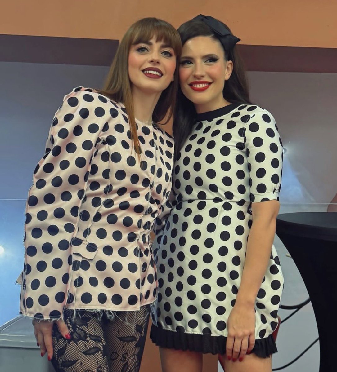 jadestuxedo's tweet photo. QUESTA FOTO DI ANNALISA E DITONELLAPIAGA URLO https://t.co/HejkCwsrSv