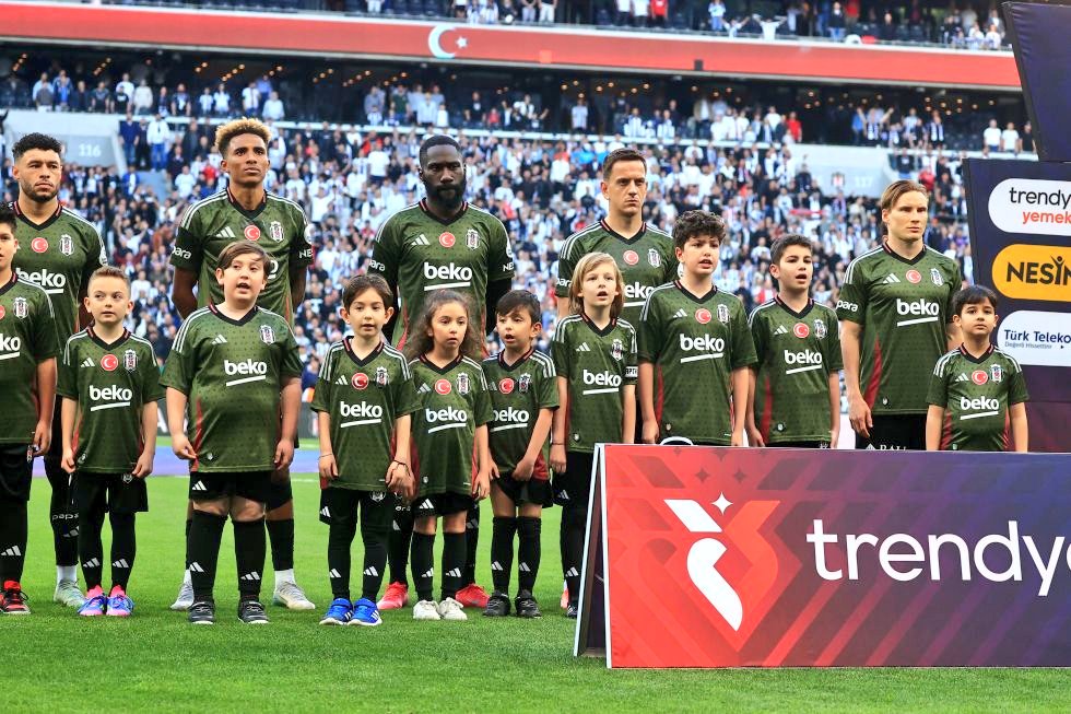 sortSYHformaBYZ's tweet photo. 💚 1 Yeşil

Beşiktaş forma tarihindeki şüphesiz en önemli 5 olaya girer.

• Yıllardan beri süregelen renkli forma karşıtlığı önce kırmızının tamamen kabullenilmesiyle kırıldı. (2012)

• Sonrası için en büyük adım yeşille atıldı.

Forma tarihimiz zenginleşiyor. Darısı yenilerine https://t.co/D6hEeN0tos