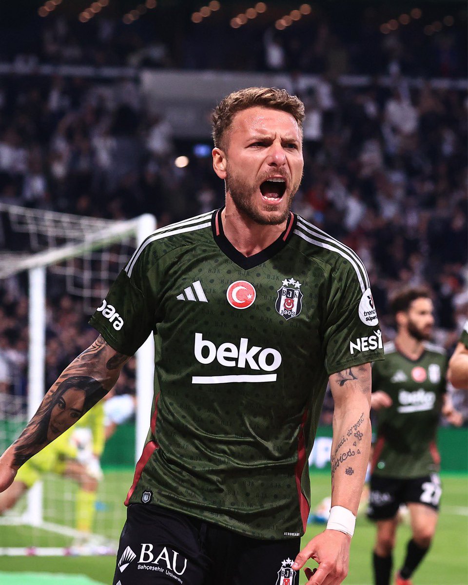 sortSYHformaBYZ's tweet photo. 💚 1 Yeşil

Beşiktaş forma tarihindeki şüphesiz en önemli 5 olaya girer.

• Yıllardan beri süregelen renkli forma karşıtlığı önce kırmızının tamamen kabullenilmesiyle kırıldı. (2012)

• Sonrası için en büyük adım yeşille atıldı.

Forma tarihimiz zenginleşiyor. Darısı yenilerine https://t.co/D6hEeN0tos