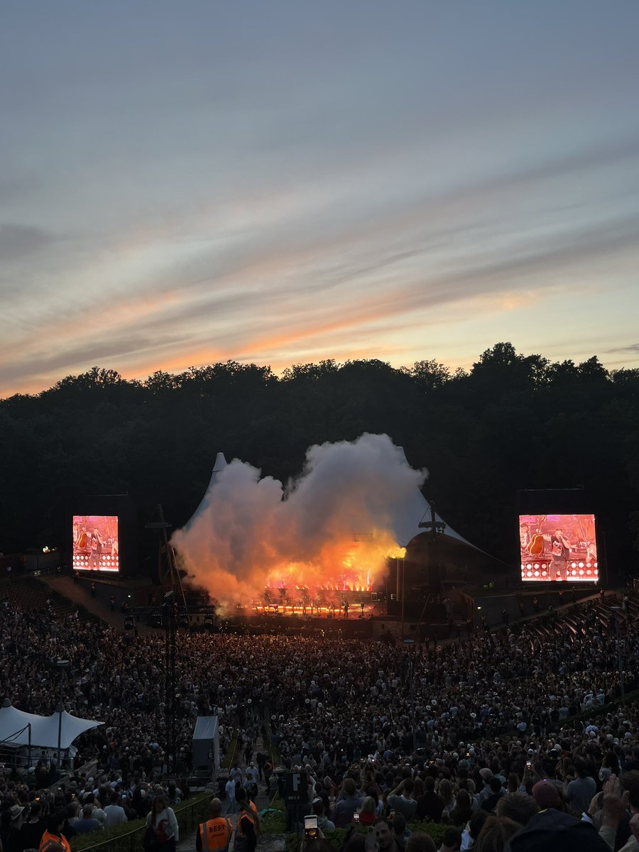 cufcdee's tweet photo. @DavidJav9954 Venue was the best I’ve been to, got absolutely drenched but the sun came back out.. 

Wounded though he finished at 9.30pm right before the sky went pink 😂 https://t.co/k5IE6gwDlP