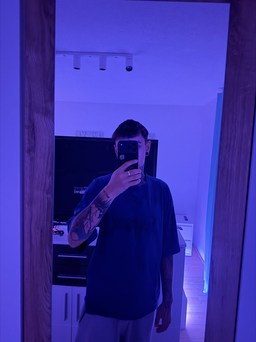 Tony_got_X's tweet photo. Während andere um Aufmerksamkeit kämpfen, entscheide ich, wer sie bekommt. #FinDom #sklave #cashalpha #alpha https://t.co/aTvjNSr0nu