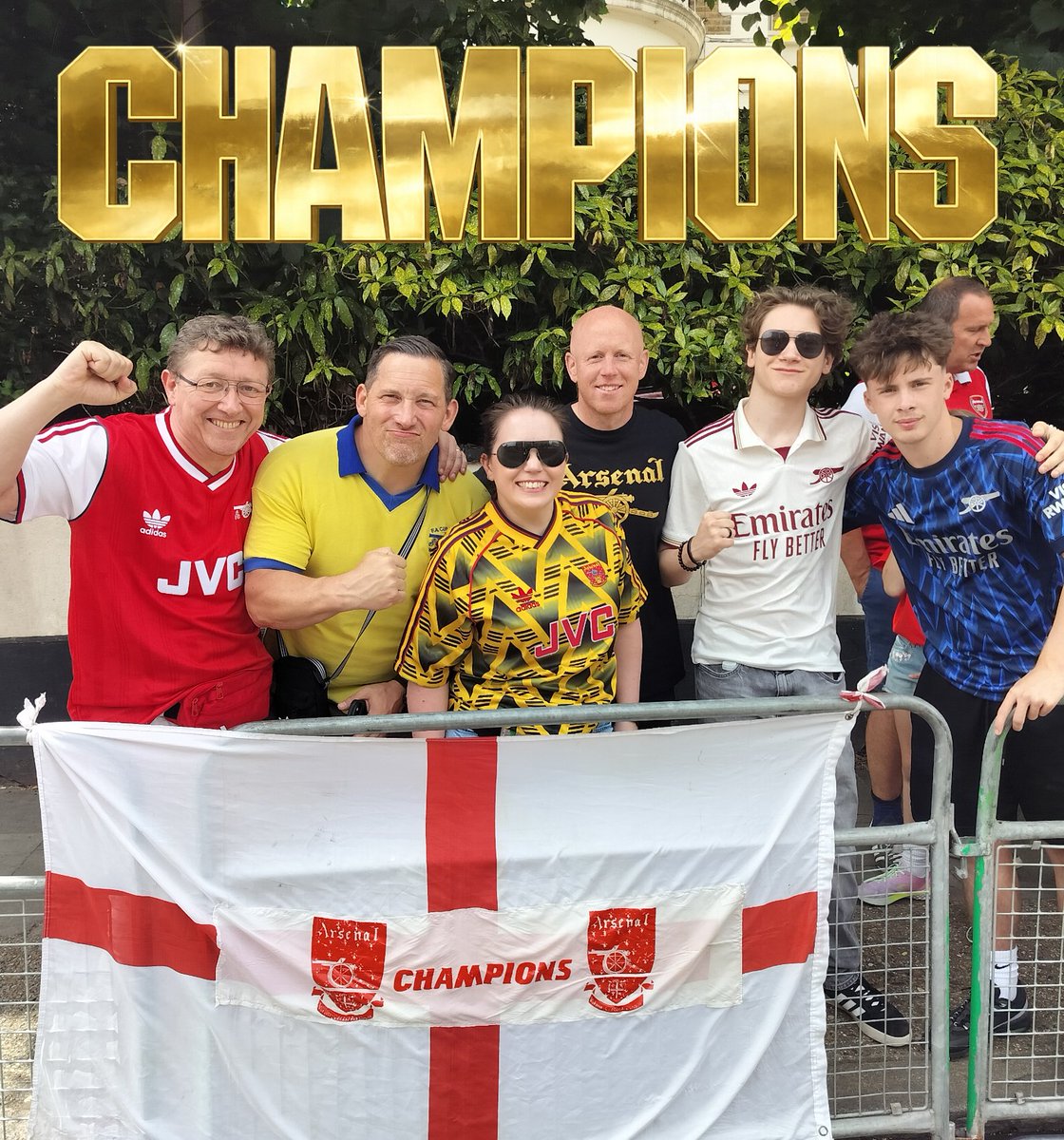 gg_gooner's tweet photo. The Gaffer gives us a wave along Petherton Road. What a great day celebrating the title 🔴⚪🏆 #ArsenalChampions https://t.co/zqJAVBp2XI