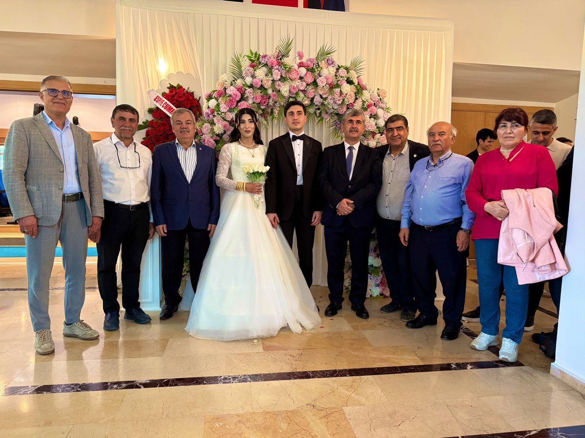 meciterdogan55's tweet photo. 📍Ankara | Pursaklar

MEYAD Genel Başkanımız kadim dostum İsmail Akgün beyefendinin evlatları Muhammed Enes ile Nida hanım’ın mutluluklarına dostlarımızla birlikte şahitlik ettik.

Yeni evlenen genç kardeşlerimizi tebrik ediyor, iki cihan saadetleri diliyorum.
Allah hayırlı uğurlu eylesin.