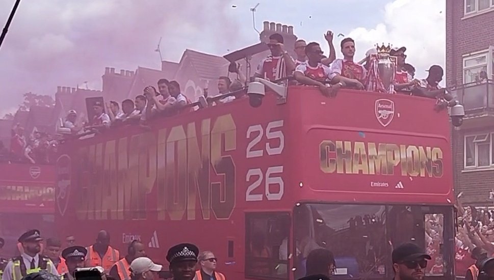 gg_gooner's tweet photo. The Gaffer gives us a wave along Petherton Road. What a great day celebrating the title 🔴⚪🏆 #ArsenalChampions https://t.co/zqJAVBp2XI