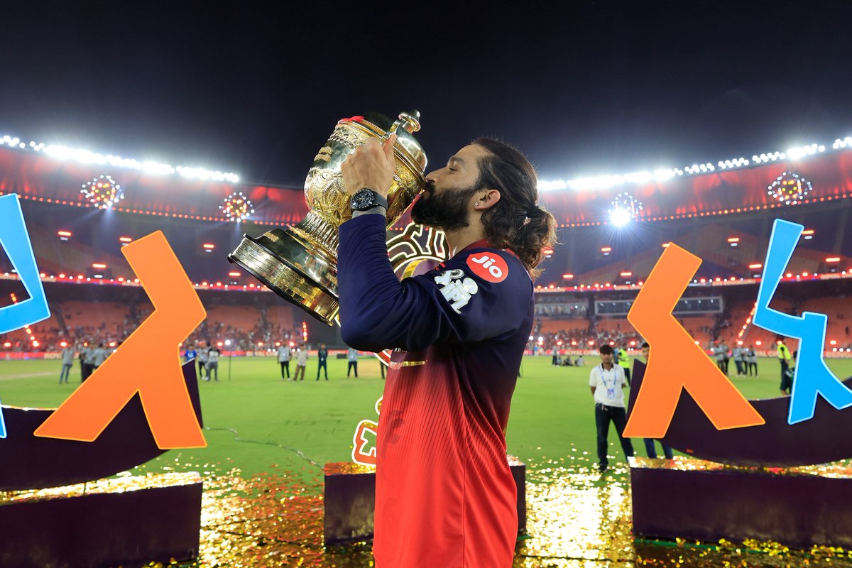 IPL's tweet photo. The birthday boy and his gift 🎁🏆

#TATAIPL | #Final | #TheFinalLeap | #RCBvGT | @rrjjt_01 https://t.co/StKtcWsdYC