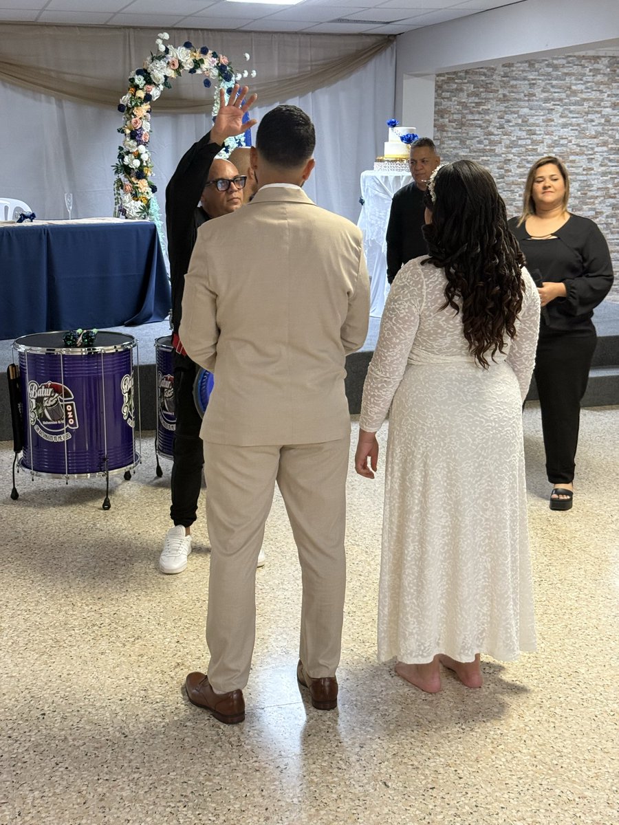 Batungozo1's tweet photo. Declarando palabras de bendición sobre Érica y Rolando en la celebración de su boda!! https://t.co/Hjsr26eaYX