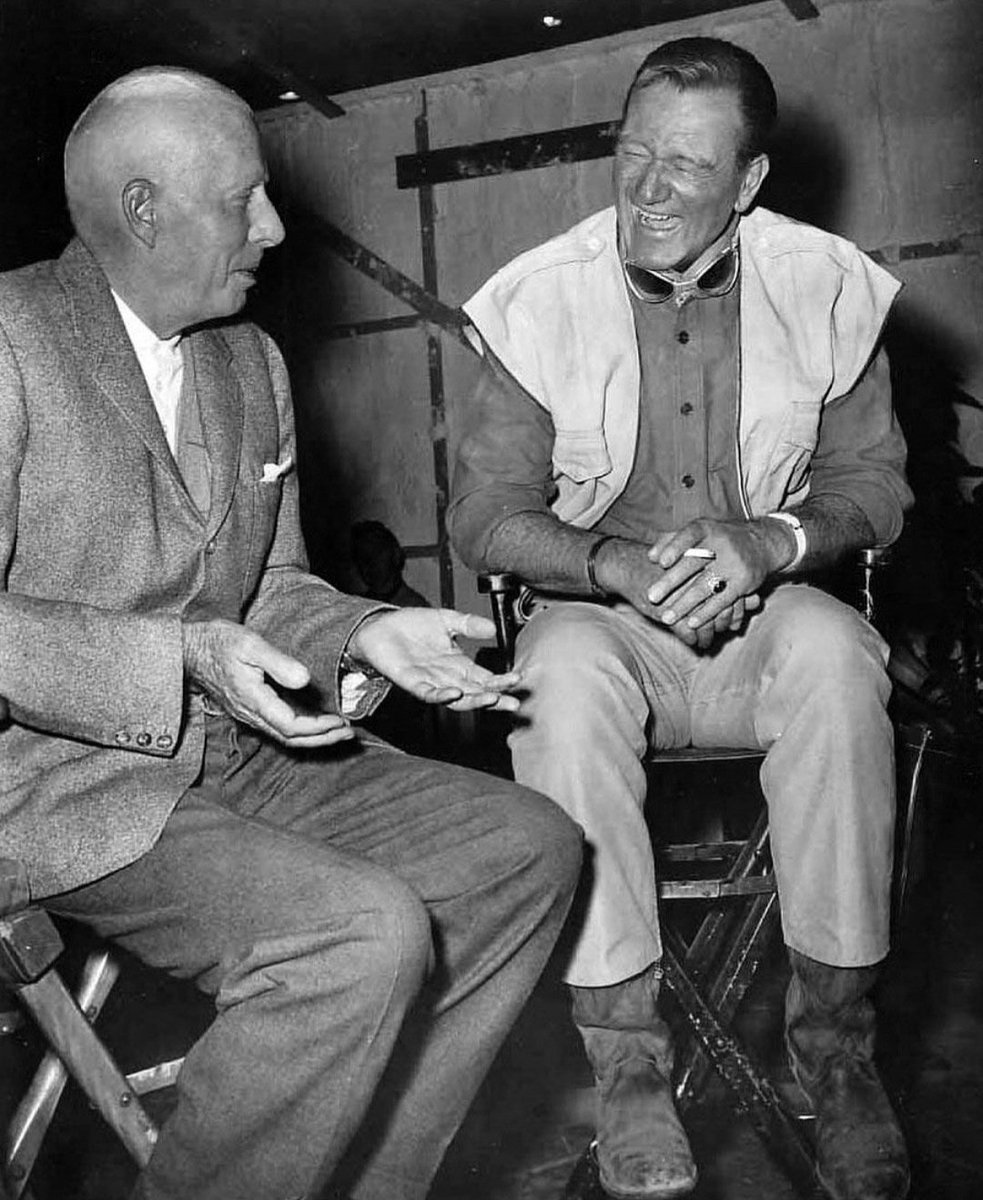 JuanmadelaPoza's tweet photo. #HowardHawks y #JohnWayne en el set de #Hatari (1962). Una película divertidísima y deliciosa, en la que entre el poso de la risa y de la aventura, vuelve a quedar el estigma de la amistad y del amor. Un canto al trabajo, el compañerismo y la amistad. https://t.co/gTy5zOdvjM