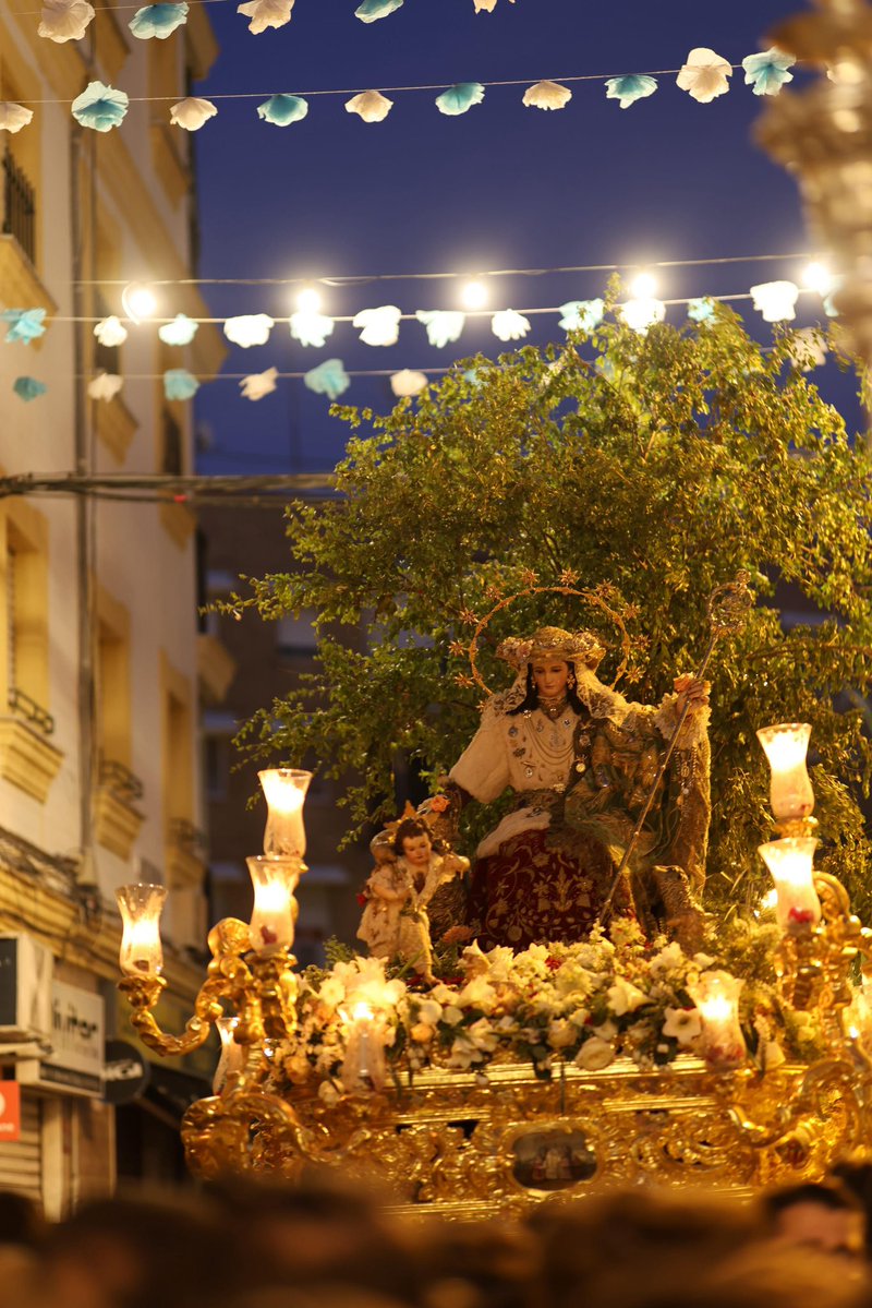 PastoraCapu's tweet photo. “Antonio Machín se altera
llorando por sus balcones,
los flecos de sus mantones
vítores a su manera.
Todo el querer sin frontera,
y tanto fervor dislocado,
que no corra, reposado.
que no ande, que no se mueva.
Quieta, que así se renueva
 la promesa del pasado.”

✍🏼 NHD. Juan Pablo Pozo Cantero

🕢 22:13
📍Antonio Machín

#PastoraC26