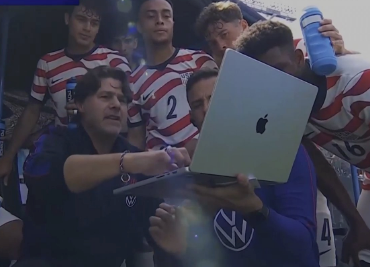 TouchlineX's tweet photo. 📸 - Mauricio Pochettino checking some tactics during the game vs. Senegal. https://t.co/NNaT4k8xR3