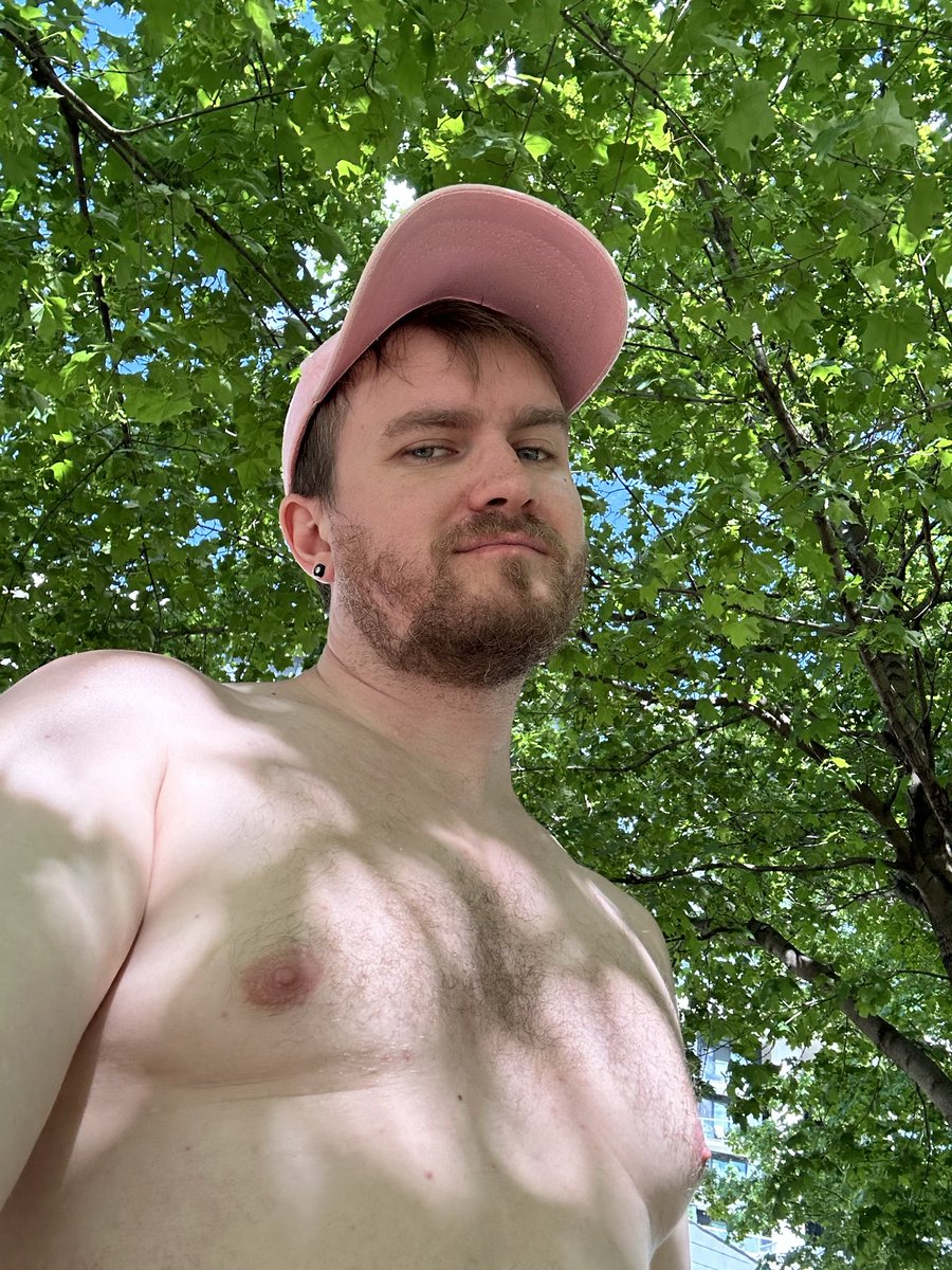 itsmatkai's tweet photo. I’ve been loosing weight, working out and getting fit for the past 6 months and it’s finally starting to show. And now, I’m feeling like a stud. So, here’s a little photo dump of the pics I took today… enjoy. 😉 https://t.co/hA4e2QzYM9