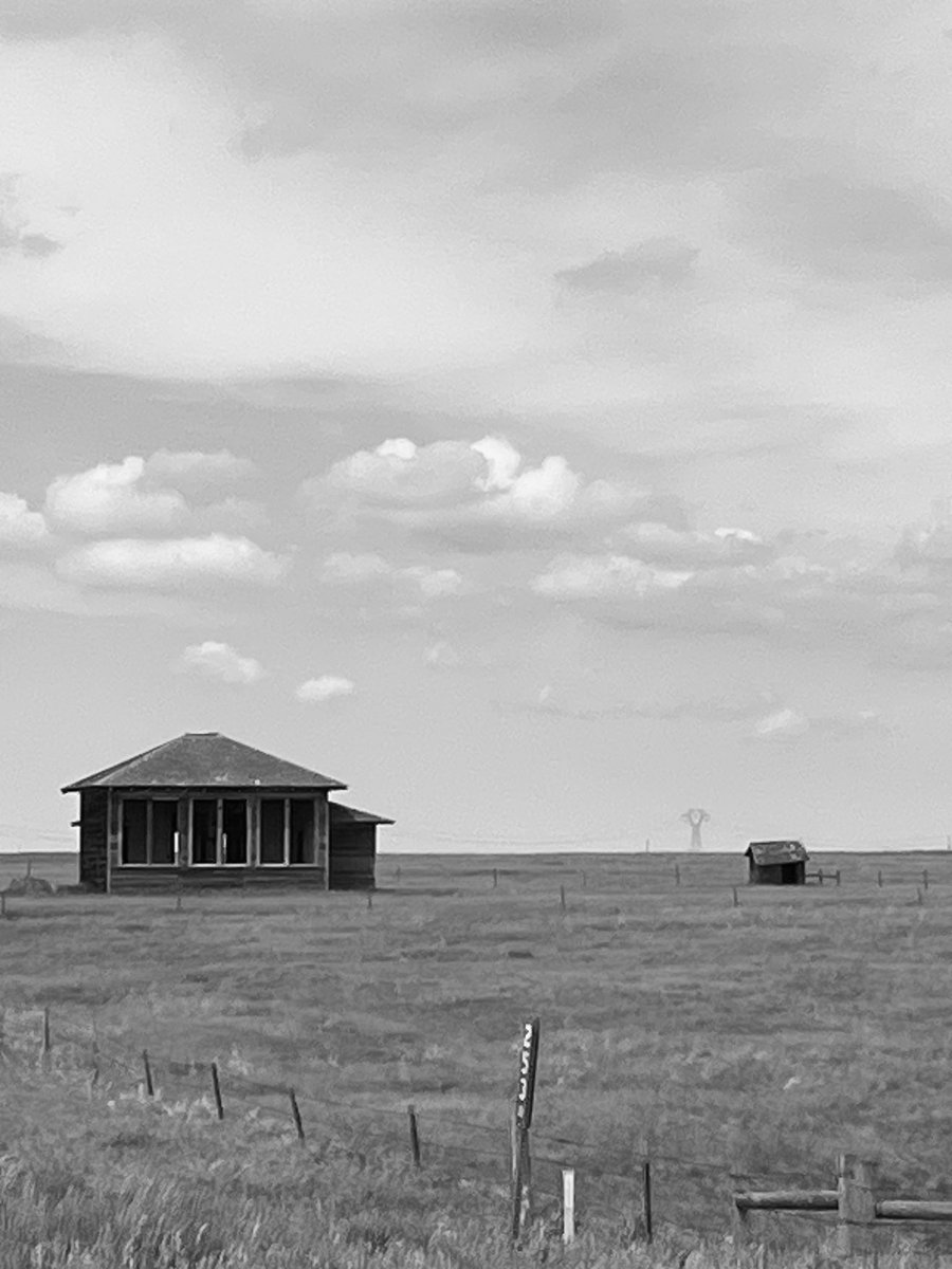 lemjen97's tweet photo. @DMiller52325459 Abandoned prairie home in South Dakota. https://t.co/bToiV4H1vH