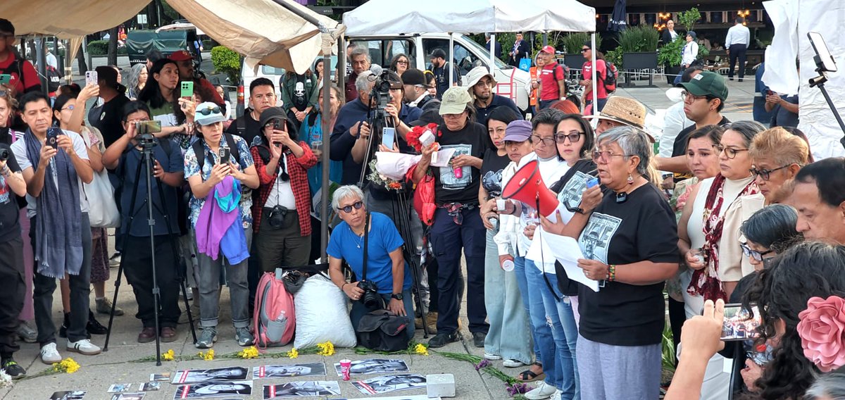 EspacioOsc's tweet photo. 📣Ayer familiares de periodistas asesinados/as y desaparecidos/as instalaron un antimonumento en Paseo de la Reforma y Bucareli, #CDMX.

Un llamado a la memoria y a la exigencia de justicia por los más de 200 periodistas asesinados/as en México por su labor. 

"Aquí nadie olvida" https://t.co/RzLR5Zd4O1