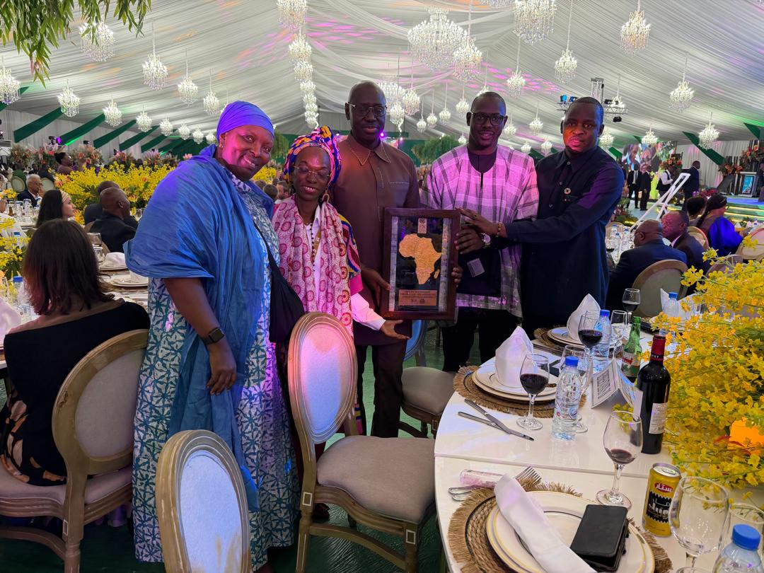PNUDRepduCongo's tweet photo. Un immense  honneur pour l'équipe @PNUDRepduCongo, représentée par @adamafooly de recevoir en marge de l'AG BAD, des mains de @AfDBPresident   le prix 🏆du "Partenariat Stratégique" pour le Développement au Congo. Nous remercions @GouvernementCG pour ce témoignage de confiance, et de la valeur de notre action en soutien à la transformation structurelle de l'économie nationale. Cela nous encourage à redoubler d'ardeur. Nous sommes au services des peuples et des Nations 
@UNDPAfrica @alexanderdecroo @ahunnaeziakonwa @PR_Congo #AGBAD2026