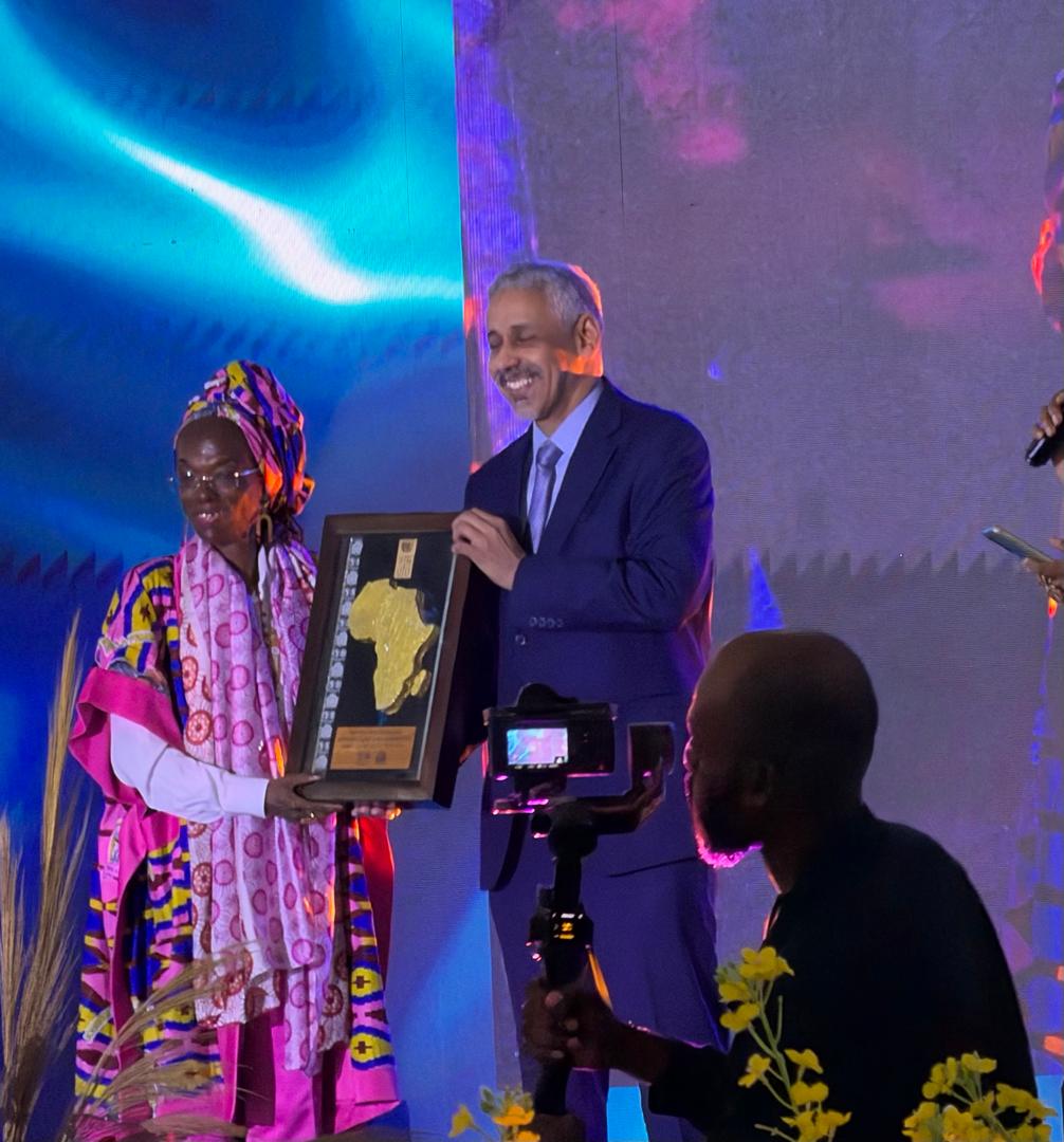 PNUDRepduCongo's tweet photo. Un immense  honneur pour l'équipe @PNUDRepduCongo, représentée par @adamafooly de recevoir en marge de l'AG BAD, des mains de @AfDBPresident   le prix 🏆du "Partenariat Stratégique" pour le Développement au Congo. Nous remercions @GouvernementCG pour ce témoignage de confiance, et de la valeur de notre action en soutien à la transformation structurelle de l'économie nationale. Cela nous encourage à redoubler d'ardeur. Nous sommes au services des peuples et des Nations 
@UNDPAfrica @alexanderdecroo @ahunnaeziakonwa @PR_Congo #AGBAD2026