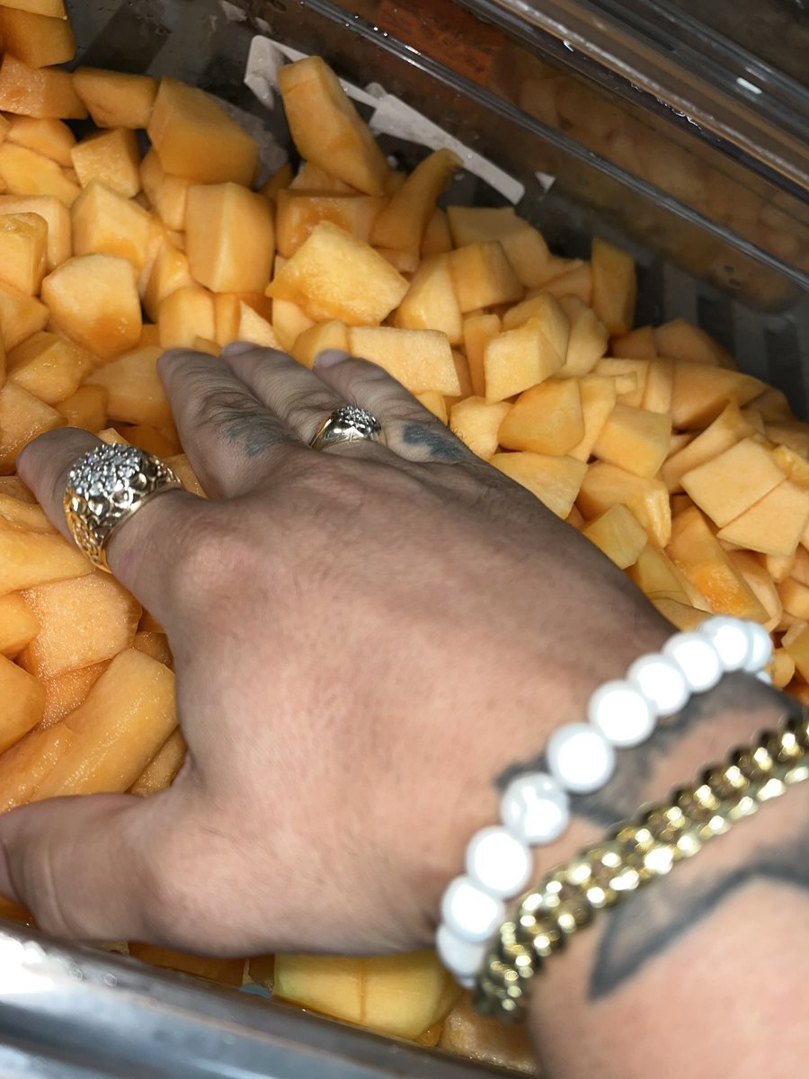 Saucedup615's tweet photo. WHO ELSE HERE LOVES FRUIT🧡🧡🧡 https://t.co/nma3Iahubk