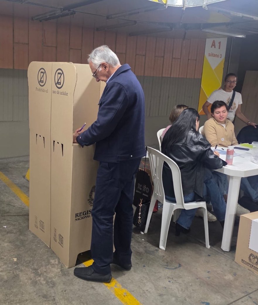 GA_Jaramillo's tweet photo. Votamos porque creemos en un país más justo, porque defendemos la dignidad humana y porque los derechos del pueblo no pueden retroceder.

Salgan a votar. Que nadie decida por ustedes. El futuro de Colombia se construye en las urnas. https://t.co/3YoJV6QJiG