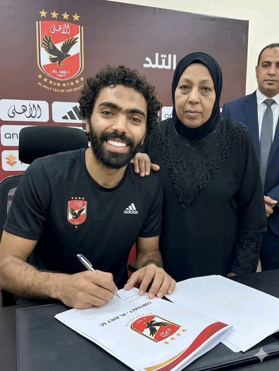 timoooz's tweet photo. حسين الشحات ده اللي يتجددله بدون نقاش 
حسين الشحات ده اللي ضحي علشان الاهلي 
حسين الشحات ده اللي قلبه علي الاهلي 
حسين الشحات ده من نجومك و أساطيرك .
ده اللي يتجددله بدون نقاش مش تقولي اكرم .
متكررش غلطه معلول و السوليه .
النينجا 🦅🥷❤️ https://t.co/NFUnZuZhHp