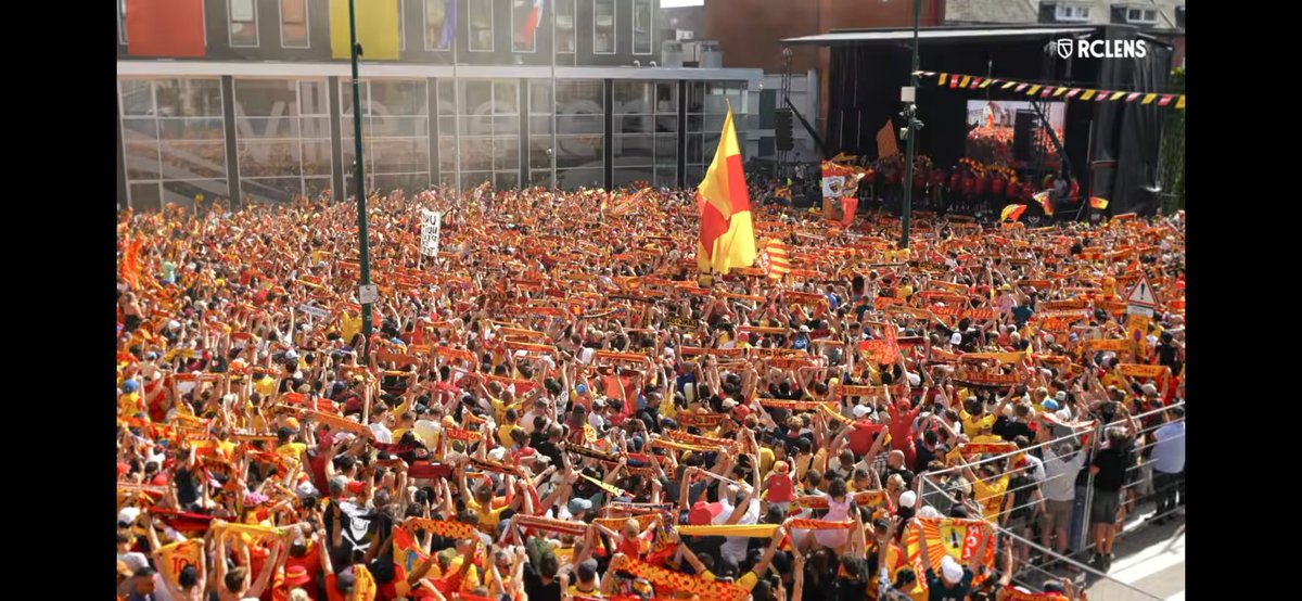 TeamLensRudy's tweet photo. @SLeFaucheurKmer @Maarcelo_Bielsa Mais oui vous avez raison, marseille c'est le centre du monde, que serait le monde sane marseille https://t.co/0LyDBCj6K9