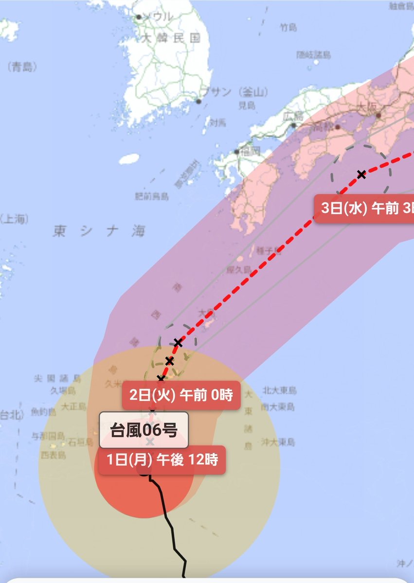you_moonlight's tweet photo. 去年、30数年ぶりに命の危険を感じる豪雨災害を経験したので、今年の夏も気を付けなければ！と気を引き締めていたら
早速明日はまさかの台風襲来予報😱。
まだ6月入ったばかりで８月９月並みの台風進路…。しっかり対策したいと思います。 https://t.co/zoNyIHMVWg