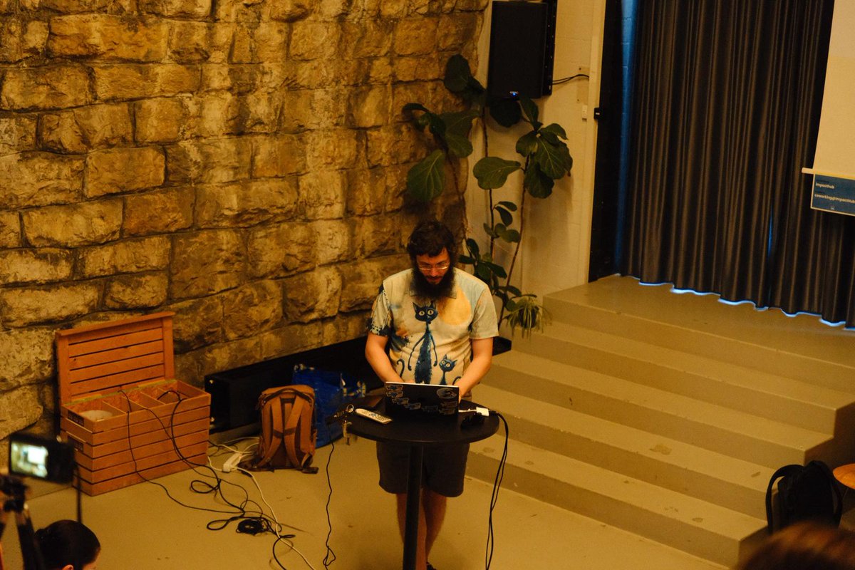 Ciberon's tweet photo. Me presenting at @webzuerich last friday about https://t.co/RVtHwytbKM https://t.co/FzkPSJoTSy