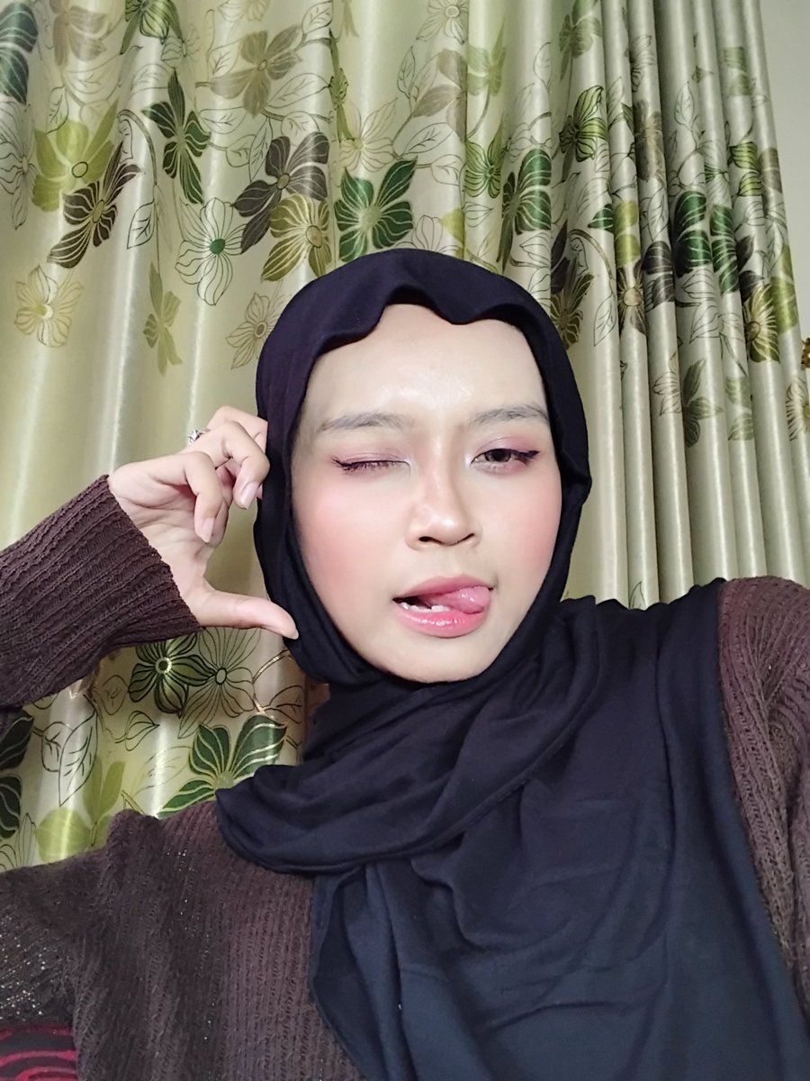 slsaa00's tweet photo. halo ada yang masih melek? https://t.co/6QMW5fuwr8
