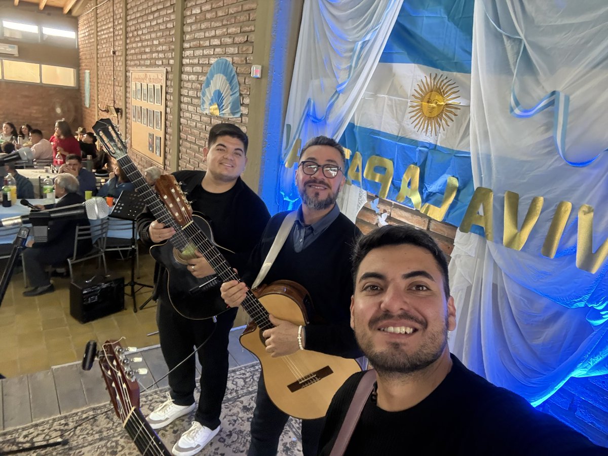 3paracuyo's tweet photo. Hay fechas que se disfrutan el doble cuando se comparten con buena gente. El 25 de Mayo 🇦🇷 en el @encuentro_de_los_cuyanos 

Gracias por acompañarnos en esta celebración patria, por el cariño de siempre y por permitirnos seguir llevando nuestra música a cada encuentro. https://t.co/mQPicgXdIL
