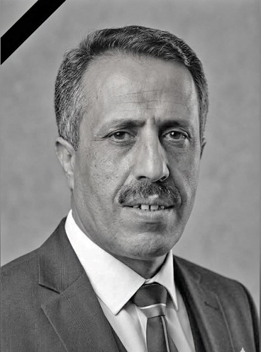 SAlghobari's tweet photo. لا تعرفونه ..

لكن #ذمار كلّها تعرفه؛

تبتسم كلما فتح نافذته في الصباح، وتمضي معه في يومها خفيفة تسمع ضحكته تتسرّب بين الأزقة والبيوت.

اسمه أحمد سيلان .. صديق عزيز.
رجل لم يغضب يومًا، أو هكذا بدا لنا جميعًا. خُلِق مبتسمًا، ضاحكًا، يلقي النكات، ويحفظها، ويخترعها أيضًا، وهبه الله تعالى قلبًا لا يعرف سوى البهجة.

وكانت تُقام مسابقات للضحك يوم كانت اليمن تضحك .. قبل أن يهجم المجرمون على شفاه الناس فيطبقوها، وعلى قلوبهم فيملؤوها نكدًا ووحشة وغمًّا.

وسيلان، الذي أضناه المرض الخبيث، غادر القاهرة، وقد كنتُ غادرتها قبله بأيام، وتمنيت لو أنني صادفته هناك، لأطمئن عليه، أو لأسمع منه نكتة أخيرة يهزم بها وجعه.

كان أحمد سيلان صديق الجميع؛
صغارًا وكبارًا. وكان صوته جميلًا كذلك، حنجرة ذهبية قادرة على التشكل في ألف هيئة. يقلّد كبار الفنانين بإدهاش نادر: أحمد السنيدار، وتقيّة الطويلية، ومحمد مرشد ناجي، ومحمد حمود الحارثي، وعلي الآنسي، وأيوب طارش، وعبدالباسط عبسي .. ويقلّد كذلك قرّاء القرآن ومشايخه، فينسج بينهم حكايات متخيّلة، وحوارات طريفة، ومشاكسات كوميدية، يملؤها الحب وتفيض منها البهجة.

عندما يظهر في أي مجلس يكون عرضًا مفتوحًا للحياة .. لا ينتهي إلا ويترك في وجوه الجالسين ضحكة، وفي صدورهم خفّة تشبه النجاة.

وعندما رأيت صورته منشورة قبل عام، وقد غادرتها القوة، وحلّ مكانها الوهن والتعب، أدركت في أعماقي أن الذين فضّلوا السلاح على الحوار لا يستحقون أمثال أحمد سيلان.

فقد كان بريئًا حدّ الوجع .. وصادقًا إلى حدّ الندرة .. مصنوعًا من مادة أخرى لا تشبه هذا العالم القاسي؛ ومادة من الدعابة الخالصة، ومن الطيبة التي لا تتكلف نفسها.

أينما طُلب حضر، وكيفما طُلب لبّى؛
باذلًا صوته، وخفّته، وروحه، كي يزرع السعادة في القلوب، ويوقظ الضحك في الوجوه.

كان يكره السياسة .. ويحب الناس.
نذر نفسه لهم، وبقي حتى آخر لحظة من حياته يفعل ما عرفه الناس به: يضحكهم .. بينما كان الألم ينهشه بصمت.

ثم رحل ..

وبرحيله انطفأ صوت كانت مدينة كاملة تتعرّف به على نفسها. رحل أحمد سيلان، ويبدو أن ذمار أغلقت بعده نافذة كانت تدخل منها الشمس.

ومنذ رحيله قبل ساعات، صار في الضحك مكان فارغ لا يملؤه أحد، وصار في المجالس مقعد لا يجلس فيه أحد، وصار في الذاكرة صوت كلما مرّ بنا أبكانا أكثر مما أضحكنا.

رحل أحمد .. غير أن المدن لا تنسى الذين أهدوها قلوبهم. وسيظل اسمه في ذاكرة ذمار مثل ضحكة قديمة علقت على جدار، كصدى شغوف وبعيد يتردد في الأزقة كلما مرّ الصباح.

ذمار كلّها، منذ غيابه، توقفت تمامًا عن الضحك.  

خالص العزاء لأقربائه وأولاده ومحبيه.